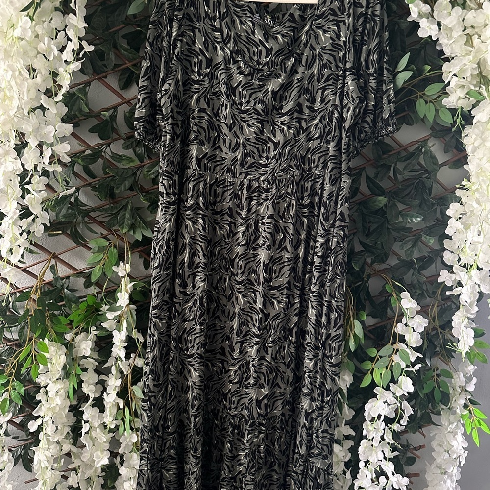 Terra & Sky Black and Gray Leaf Print Midi Dress